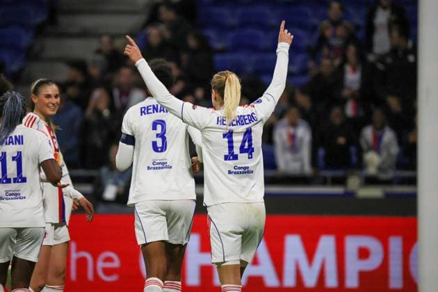 Lyon, Frankreich 11. November 2025: Champions League - Frauen - 2025 2026 - OL Lyonnes vs. VfL Wolfsburg Im Bild: Torschützin Ada Hegerberg (OL), rechts im Bild, macht das Tor zum 1:0 für OL Lyonnes und jubelt Groupama Stadium Copyright: xFotostandx xFantinix