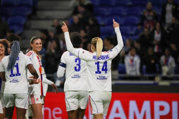Lyon, Frankreich 11. November 2025: Champions League - Frauen - 2025 2026 - OL Lyonnes vs. VfL Wolfsburg Im Bild: Torschützin Ada Hegerberg (OL), rechts im Bild, macht das Tor zum 1:0 für OL Lyonnes und jubelt Groupama Stadium Copyright: xFotostandx xFantinix