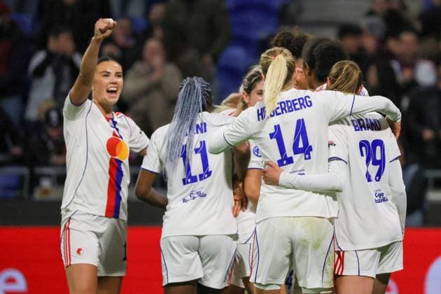 Lyon, Frankreich 11. November 2025: Champions League - Frauen - 2025 2026 - OL Lyonnes vs. VfL Wolfsburg Im Bild: Torschützin Ada Hegerberg (OL), von rechts die Zweite im Bild, macht das Tor zum 1:0 für OL Lyonnes und jubelt mit ihren Mannschaftskolleginnen Groupama Stadium Copyright: xFotostandx xFantinix