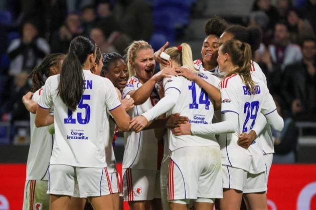 Lyon, Frankreich 11. November 2025: Champions League - Frauen - 2025 2026 - OL Lyonnes vs. VfL Wolfsburg Im Bild: Torschützin Ada Hegerberg (OL), mittig im Bild, macht das Tor zum 1:0 für OL Lyonnes und jubelt mit ihren Mannschaftskolleginnen Groupama Stadium Copyright: xFotostandx xFantinix
