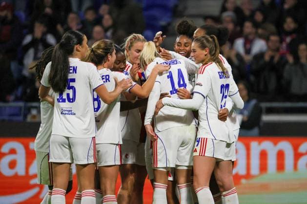 Lyon, Frankreich 11. November 2025: Champions League - Frauen - 2025 2026 - OL Lyonnes vs. VfL Wolfsburg Im Bild: Torschützin Ada Hegerberg (OL), mittig im Bild, macht das Tor zum 1:0 für OL Lyonnes und jubelt mit ihren Mannschaftskolleginnen Groupama Stadium Copyright: xFotostandx xFantinix