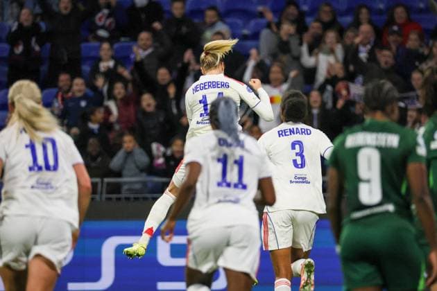 Lyon, Frankreich 11. November 2025: Champions League - Frauen - 2025 2026 - OL Lyonnes vs. VfL Wolfsburg Im Bild: v.li. Torschützin Ada Hegerberg (OL) macht das Tor zum 2:0 für OL Lyonnes und jubelt mit Wendie Renard (OL) Groupama Stadium Copyright: xFotostandx xFantinix