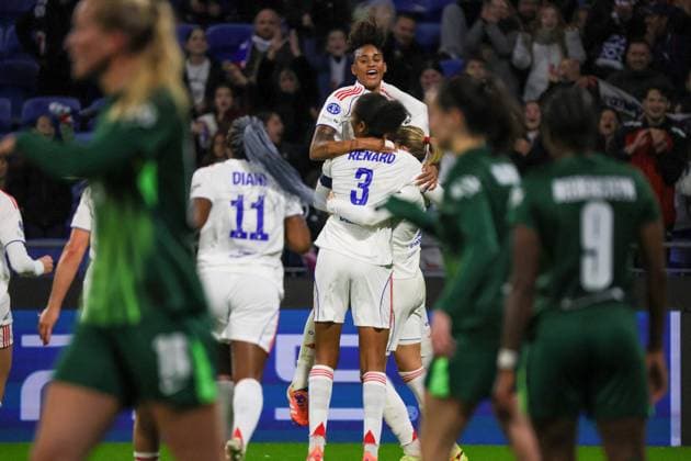 Lyon, Frankreich 11. November 2025: Champions League - Frauen - 2025 2026 - OL Lyonnes vs. VfL Wolfsburg Im Bild: Torschützin Ada Hegerberg (OL), verdeckt im Bild, macht das Tor zum 2:0 für OL Lyonnes und jubelt mit Tarciane (OL) und Wendie Renard (OL) Groupama Stadium Copyright: xFotostandx xFantinix