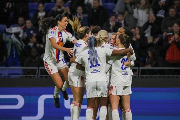 Lyon, Frankreich 11. November 2025: Champions League - Frauen - 2025 2026 - OL Lyonnes vs. VfL Wolfsburg Im Bild: Torschützin Ada Hegerberg (OL), verdeckt im Bild, macht das Tor zum 2:0 für OL Lyonnes und jubelt mit ihren Mannschaftskolleginnen Groupama Stadium Copyright: xFotostandx xFantinix