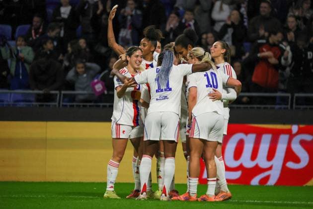 Lyon, Frankreich 11. November 2025: Champions League - Frauen - 2025 2026 - OL Lyonnes vs. VfL Wolfsburg Im Bild: Torschützin Ada Hegerberg (OL), verdeckt im Bild, macht das Tor zum 2:0 für OL Lyonnes und jubelt mit ihren Mannschaftskolleginnen Groupama Stadium Copyright: xFotostandx xFantinix