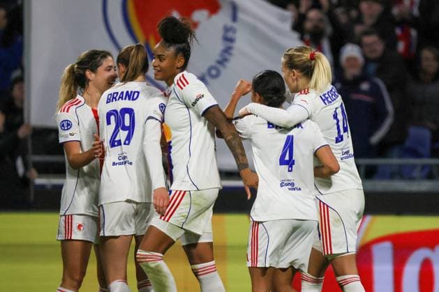 Lyon, Frankreich 11. November 2025: Champions League - Frauen - 2025 2026 - OL Lyonnes vs. VfL Wolfsburg Im Bild: Torschützin Ada Hegerberg (OL), rechts im Bild, macht das Tor zum 2:0 für OL Lyonnes und jubelt mit ihren Mannschaftskolleginnen Groupama Stadium Copyright: xFotostandx xFantinix