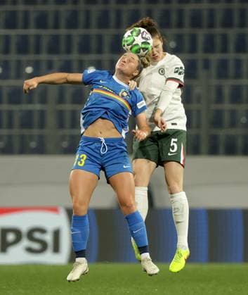 SOCCER - WCL, St.Poelten vs Chelsea SANKT POELTEN,AUSTRIA,11.NOV.25 - SOCCER - UEFA Women s Champions League, SKN Sankt Poelten vs Chelsea FC. Image shows Carina Brunold (St.Poelten) and Veerle Buurman (Chelsea).  GEPAxpictures xWalterxLuger