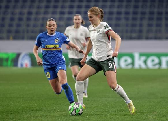 SOCCER - WCL, St.Poelten vs Chelsea SANKT POELTEN,AUSTRIA,11.NOV.25 - SOCCER - UEFA Women s Champions League, SKN Sankt Poelten vs Chelsea FC. Image shows Kess Elmore (St.Poelten) and Sjoeke Nuesken (Chelsea).  GEPAxpictures xWalterxLuger