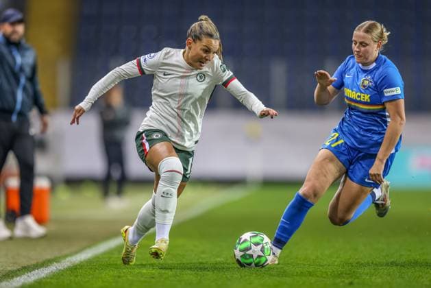 AUT, München, SKN St. Pölten vs Chelsea London, Women s Champions League, UEFA, Saison 2526, NV Arena, 3. Spieltag im Bild v.l.n.r: Johanna Rytting Kaneryd (Chelsea London 19), Sarah Gutmann (St. Pölten 27) DFB DFL REGULATIONS PROHIBIT ANY USE OF PHOTOGRAPHS AS IMAGE SEQUENCES AND OR QUASI-VIDEO, 11.11.2025, Copyright: HMBxMedia HendrikxHamelau