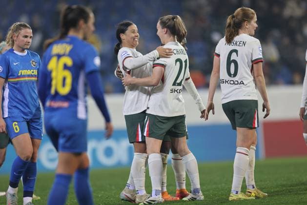 AUT, München, SKN St. Pölten vs Chelsea London, Women s Champions League, UEFA, Saison 2526, NV Arena, 3. Spieltag im Bild v.l.n.r:Sam Kerr (Chelsea London 20) and Niamh Charles (Chelsea London 21) after win DFB DFL REGULATIONS PROHIBIT ANY USE OF PHOTOGRAPHS AS IMAGE SEQUENCES AND OR QUASI-VIDEO, 11.11.2025, Copyright: HMBxMedia HendrikxHamelau