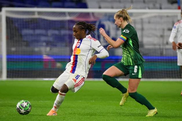 Lyon, Frankreich 11. November 2025: Champions League - Frauen - 2025 2026 - OL Lyonnes vs. VfL Wolfsburg Im Bild: v.li. im Zweikampf Melchie Dumornay (OL) und Janina Minge (VfL) Groupama Stadium Copyright: xFotostandx xFantinix