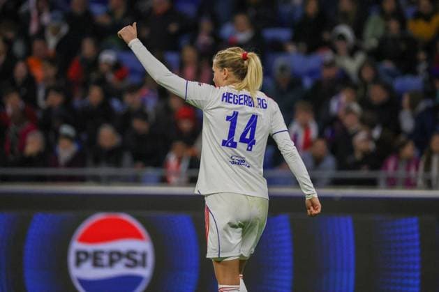Lyon, Frankreich 11. November 2025: Champions League - Frauen - 2025 2026 - OL Lyonnes vs. VfL Wolfsburg Im Bild: Ada Hegerberg (OL) zeigt den Daumen hoch Groupama Stadium Copyright: xFotostandx xFantinix