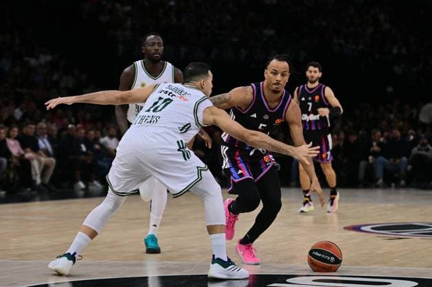 BASKET : Paris Basket vs Panathinaikos - Euroleague - 11 11 2025 KOSTAS SLOUKAS ( 10 - Panathinaikos ) and JUSTIN ROBINSON ( 5 - Paris Basket ) during the Euroleague match between Paris Basketball and Panathinaikos AKTOR Athens at Accor Arena on November 11, 2025 in Paris, France. ( Photo by federico pestellini PSNewz ) - ParisFrance  Copyright: xFedericoxPestellinix