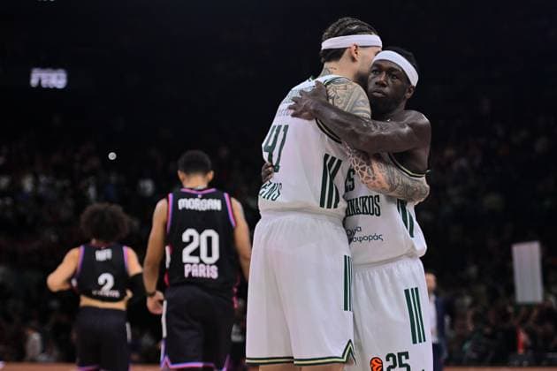 BASKET : Paris Basket vs Panathinaikos - Euroleague - 11 11 2025 JUANCHO HERNANGOMEZ ( 41 - Panathinaikos ) celebrates with KENDRICK NUNN ( 25 - Panathinaikos ) following the Euroleague match between Paris Basketball and Panathinaikos AKTOR Athens at Accor Arena on November 11, 2025 in Paris, France. ( Photo by federico pestellini PSNewz ) - ParisFrance  Copyright: xFedericoxPestellinix