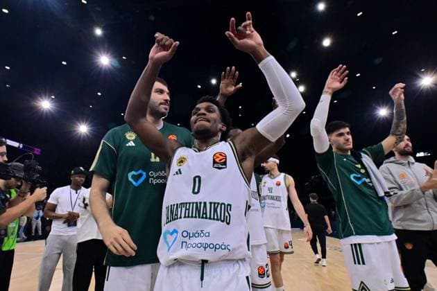 BASKET : Paris Basket vs Panathinaikos - Euroleague - 11 11 2025 TJ SHORTS ( 0 - Panathinaikos ) and Panathinaikos players celebrate their side s victory after the Euroleague match between Paris Basketball and Panathinaikos AKTOR Athens at Accor Arena on November 11, 2025 in Paris, France. ( Photo by federico pestellini PSNewz ) - ParisFrance  Copyright: xFedericoxPestellinix