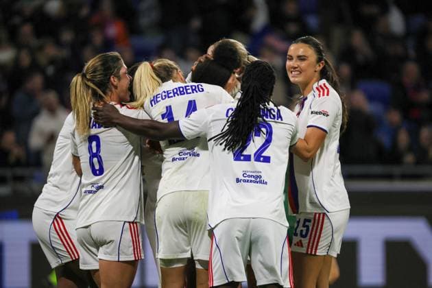Lyon, Frankreich 11. November 2025: Champions League - Frauen - 2025 2026 - OL Lyonnes vs. VfL Wolfsburg Im Bild: Torschützin Wendie Renard (OL), verdeckt im Bild, verwandelt den Strafstoß und macht das Tor zum 3:0 für OL Lyonnes und jubelt mit ihren Mannschaftskolleginnen Groupama Stadium Copyright: xFotostandx xFantinix