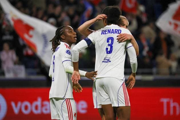 Lyon, Frankreich 11. November 2025: Champions League - Frauen - 2025 2026 - OL Lyonnes vs. VfL Wolfsburg Im Bild: v.li. die Zweite Torschützin Wendie Renard (OL) verwandelt den Strafstoß und macht das Tor zum 3:0 für OL Lyonnes und jubelt mit Melchie Dumornay (OL) und Lindsey Heaps (OL) Groupama Stadium Copyright: xFotostandx xFantinix