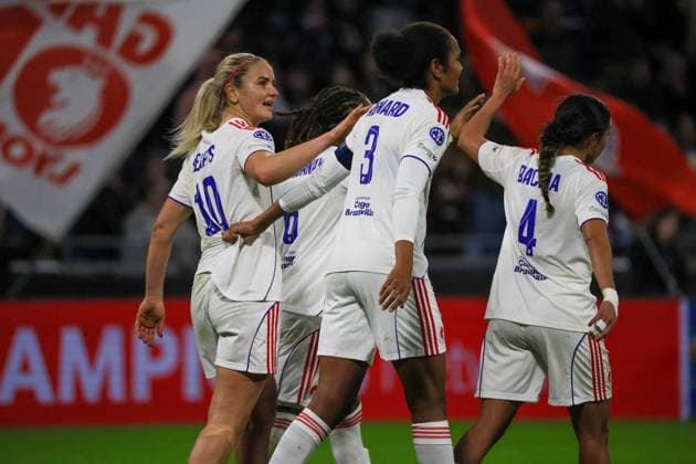 Lyon, Frankreich 11. November 2025: Champions League - Frauen - 2025 2026 - OL Lyonnes vs. VfL Wolfsburg Im Bild: v.li. die Dritte Torschützin Wendie Renard (OL) verwandelt den Strafstoß und macht das Tor zum 3:0 für OL Lyonnes und jubelt mit Melchie Dumornay (OL), Lindsey Heaps (OL) und Selma Bacha (OL) Groupama Stadium Copyright: xFotostandx xFantinix