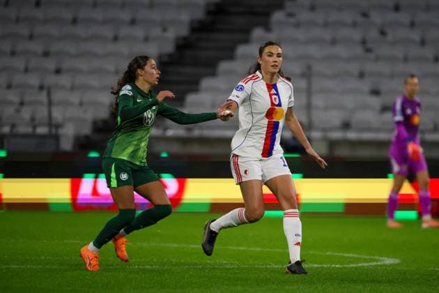 Lyon, Frankreich 11. November 2025: Champions League - Frauen - 2025 2026 - OL Lyonnes vs. VfL Wolfsburg Im Bild: v.li. Kessya Bussy (VfL) und Ingrid Engen (OL) Groupama Stadium Copyright: xFotostandx xFantinix