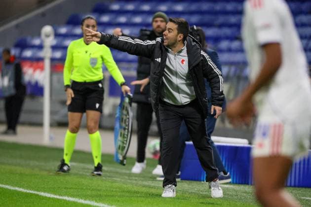 Lyon, Frankreich 11. November 2025: Champions League - Frauen - 2025 2026 - OL Lyonnes vs. VfL Wolfsburg Im Bild: Trainer Jonatan Giraldez (OL) Groupama Stadium Copyright: xFotostandx xFantinix
