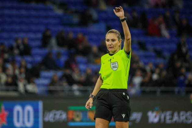 Lyon, Frankreich 11. November 2025: Champions League - Frauen - 2025 2026 - OL Lyonnes vs. VfL Wolfsburg Im Bild: Schiedsrichterin Eleni Antoniou (Griechenland) Groupama Stadium Copyright: xFotostandx xFantinix