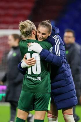 Lyon, Frankreich 11. November 2025: Champions League - Frauen - 2025 2026 - OL Lyonnes vs. VfL Wolfsburg Im Bild: v.li. Svenja Huth (VfL) und Julie Brand (OL) umarmen sich nach der Champions League Partie in Lyon Groupama Stadium Copyright: xFotostandx xFantinix