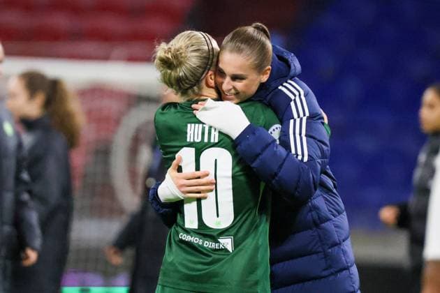 Lyon, Frankreich 11. November 2025: Champions League - Frauen - 2025 2026 - OL Lyonnes vs. VfL Wolfsburg Im Bild: v.li. Svenja Huth (VfL) und Julie Brand (OL) umarmen sich nach der Champions League Partie in Lyon Groupama Stadium Copyright: xFotostandx xFantinix