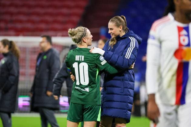 Lyon, Frankreich 11. November 2025: Champions League - Frauen - 2025 2026 - OL Lyonnes vs. VfL Wolfsburg Im Bild: v.li. Svenja Huth (VfL) und Julie Brand (OL) umarmen sich nach der Champions League Partie in Lyon Groupama Stadium Copyright: xFotostandx xFantinix