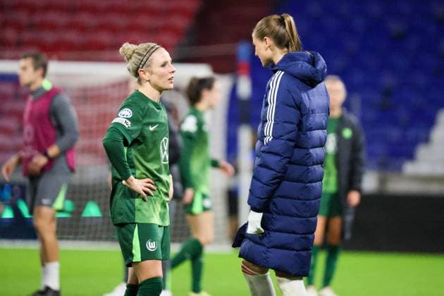 Lyon, Frankreich 11. November 2025: Champions League - Frauen - 2025 2026 - OL Lyonnes vs. VfL Wolfsburg Im Bild: v.li. Svenja Huth (VfL) und Julie Brand (OL) nach der Champions League Partie in Lyon Groupama Stadium Copyright: xFotostandx xFantinix