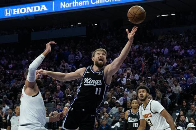 November 11, 2025, Sacramento, Ca, USA: Sacramento Kings center Domantas Sabonis (11) drives to the basket against Denver Nuggets center Jonas Valanciunas (17).during a game at the Golden 1 Center on Tuesday, Nov. 11, 2025, in Sacramento. Sacramento USA - ZUMAj89_ 20251111_zaf_j89_001 Copyright: xPaulxKitagakixJr.x