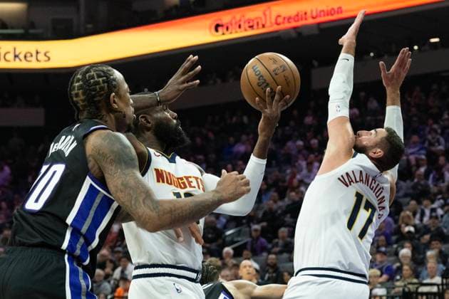November 11, 2025, Sacramento, Ca, USA: Denver Nuggets guard Tim Hardaway Jr. (10) and Denver Nuggets center Jonas Valanciunas (17) battles Sacramento Kings guard DeMar DeRozan (10) for rebound during a game at the Golden 1 Center on Tuesday, Nov. 11, 2025, in Sacramento. Sacramento USA - ZUMAj89_ 20251111_zaf_j89_002 Copyright: xPaulxKitagakixJr.x