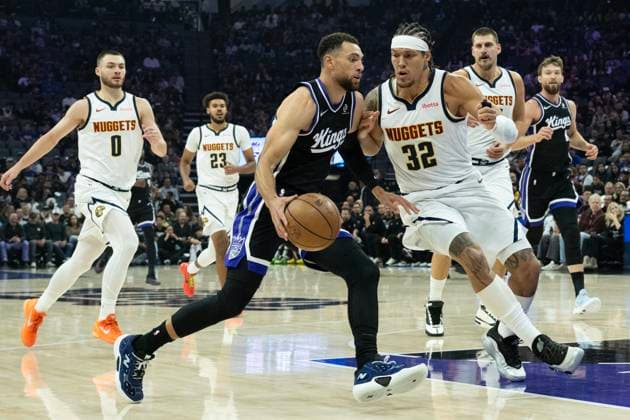 November 11, 2025, Sacramento, Ca, USA: Sacramento Kings guard DeMar DeRozan (10) drives against Denver Nuggets forward Aaron Gordon (32) during a game at the Golden 1 Center on Tuesday, Nov. 11, 2025, in Sacramento. Sacramento USA - ZUMAj89_ 20251111_zaf_j89_007 Copyright: xPaulxKitagakixJr.x