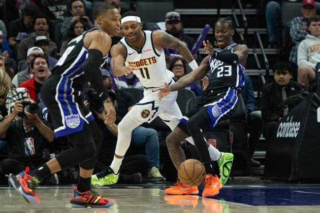 November 11, 2025, Sacramento, Ca, USA: Sacramento Kings guard Keon Ellis (23) and Denver Nuggets guard Bruce Brown (11) battles for the ball during a game at the Golden 1 Center on Tuesday, Nov. 11, 2025, in Sacramento. Sacramento USA - ZUMAj89_ 20251111_zaf_j89_010 Copyright: xPaulxKitagakixJr.x