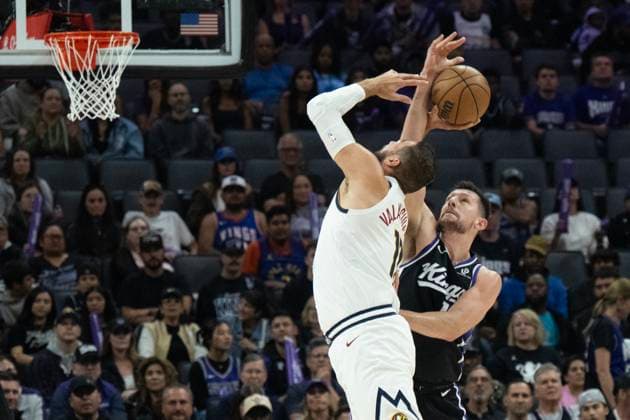 November 11, 2025, Sacramento, Ca, USA: Sacramento Kings forward Drew Eubanks (19) knocks b all from Denver Nuggets center Jonas Valanciunas (17) during a game at the Golden 1 Center on Tuesday, Nov. 11, 2025, in Sacramento. Sacramento USA - ZUMAj89_ 20251111_zaf_j89_011 Copyright: xPaulxKitagakixJr.x