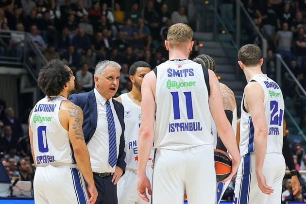 icoach igor kokoskov Anadolu Efes Istanbul BASKETBALL-EUROLEAGUE - match Virtus Bologna - Anadolu Efes Istanbul 11-11-2025 00 shane larkin Anadolu Efes Istanbul BASKETBALL-EUROLEAGUE - match Virtus Bologna - Anadolu Efes Istanbul 11-11-2025 11i rolands smits Anadolu Efes Istanbul BASKETBALL-EUROLEAGUE - match Virtus Bologna - Anadolu Efes Istanbul 11-11-2025 during Virtus Bologna vs Anadolu Efes, Basketball Euroleague match in Bologna, Italy, November 11 2025  Copyright: xValentinoxOrsini IPAxSportx xipa-agency.netx xx IPA_67853964 IPA_Agency_IPA67853964