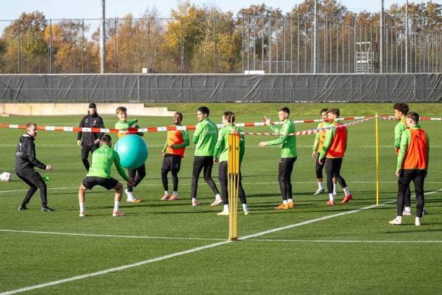 12.11.2025, Fussball: 1. Bundesliga, Saison 2025 2026, öffentliches Training, Borussia Moenchengladbach auf dem Trainingsgelände am Borussia Park. Lockeres Aufwaermen der Spieler. Franck Honorat (Borussia Moenchengladbach, 09) spielt den Ball. Foto: Kirchner-Media Thomas Haesler Copyright: xKirchner-Media ThomasxHaeslerx