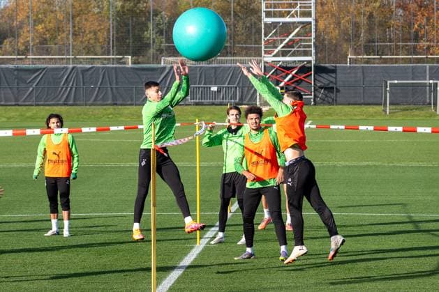 12.11.2025, Fussball: 1. Bundesliga, Saison 2025 2026, öffentliches Training, Borussia Moenchengladbach auf dem Trainingsgelände am Borussia Park. Yannik Engelhardt (Borussia Moenchengladbach, 06) versucht den Ball zu blocken. Foto: Kirchner-Media Thomas Haesler Copyright: xKirchner-Media ThomasxHaeslerx