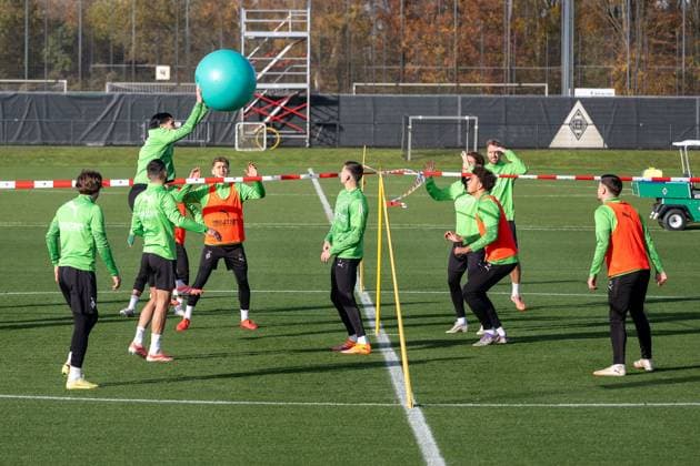 12.11.2025, Fussball: 1. Bundesliga, Saison 2025 2026, öffentliches Training, Borussia Moenchengladbach auf dem Trainingsgelände am Borussia Park. Lockeres Aufwaermtraining in der Laenderspielpause. Foto: Kirchner-Media Thomas Haesler Copyright: xKirchner-Media ThomasxHaeslerx