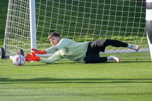 12.11.2025, Fussball: 1. Bundesliga, Saison 2025 2026, öffentliches Training, Borussia Moenchengladbach auf dem Trainingsgelände am Borussia Park. Moritz Nicolas (Borussia Moenchengladbach, 33) hat den Ball im Blick. Foto: Kirchner-Media Thomas Haesler Copyright: xKirchner-Media ThomasxHaeslerx
