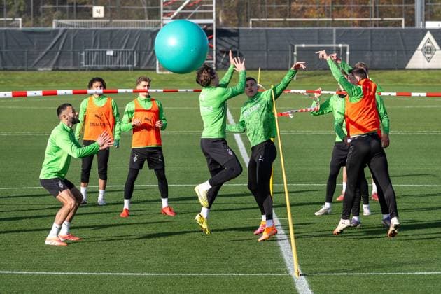 12.11.2025, Fussball: 1. Bundesliga, Saison 2025 2026, öffentliches Training, Borussia Moenchengladbach auf dem Trainingsgelände am Borussia Park. Lockeres Aufwaermtraining in der Laenderspielpause. Foto: Kirchner-Media Thomas Haesler Copyright: xKirchner-Media ThomasxHaeslerx