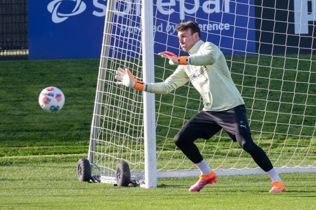 12.11.2025, Fussball: 1. Bundesliga, Saison 2025 2026, öffentliches Training, Borussia Moenchengladbach auf dem Trainingsgelände am Borussia Park. Tobias Sippel (Borussia Moenchengladbach, 21) hat den Ball im Blick. Foto: Kirchner-Media Thomas Haesler Copyright: xKirchner-Media ThomasxHaeslerx