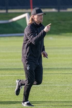 12.11.2025, Fussball: 1. Bundesliga, Saison 2025 2026, öffentliches Training, Borussia Moenchengladbach auf dem Trainingsgelände am Borussia Park. Eugen Polanski (Borussia Moenchengladbach, Trainer) gibt Anweisungen. Foto: Kirchner-Media Thomas Haesler Copyright: xKirchner-Media ThomasxHaeslerx
