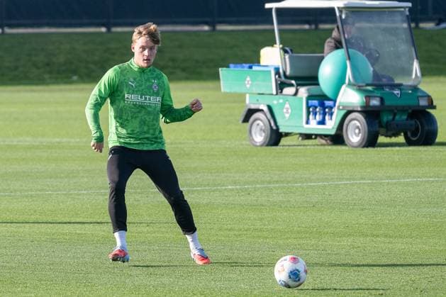 12.11.2025, Fussball: 1. Bundesliga, Saison 2025 2026, öffentliches Training, Borussia Moenchengladbach auf dem Trainingsgelände am Borussia Park. Luca Netz (Borussia Moenchengladbach, 20) beim Passspiel. Foto: Kirchner-Media Thomas Haesler Copyright: xKirchner-Media ThomasxHaeslerx