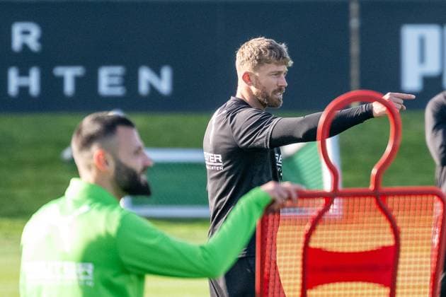 12.11.2025, Fussball: 1. Bundesliga, Saison 2025 2026, öffentliches Training, Borussia Moenchengladbach auf dem Trainingsgelände am Borussia Park. Tobias Troulsen (Borussia Moenchengladbach, Co-Trainer) erklaert den Ablauf der Uebung. Foto: Kirchner-Media Thomas Haesler Copyright: xKirchner-Media ThomasxHaeslerx