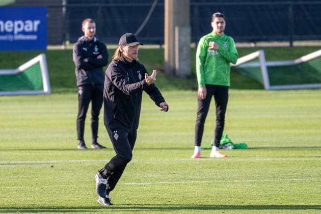 12.11.2025, Fussball: 1. Bundesliga, Saison 2025 2026, öffentliches Training, Borussia Moenchengladbach auf dem Trainingsgelände am Borussia Park. Eugen Polanski (Borussia Moenchengladbach, Trainer) gibt Anweisungen. Foto: Kirchner-Media Thomas Haesler Copyright: xKirchner-Media ThomasxHaeslerx