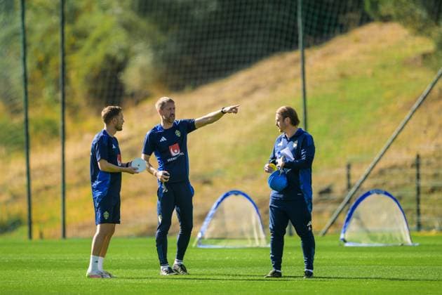251112 Assistant coach Sebastian Larsson, head coach Graham Potter and assistant coach Björn Hamberg of the Swedish national football team during a training session on November 12, 2025 in Marbella. Photo: Joel Marklund BILDBYRAN kod JM JM0747 bbeng fotboll football soccer fotball vm-kval FIFA World Cup, WM, Weltmeisterschaft, Fussball qualifier träning practice training sverige sweden sverige a Copyright: JOELxMARKLUND BB251112JM001