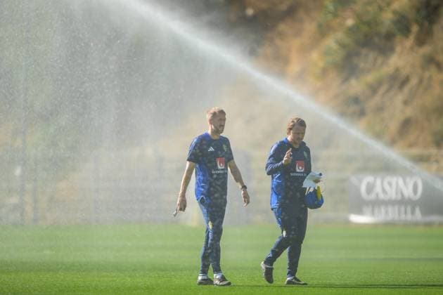251112 Head coach Graham Potter and assistant coach Björn Hamberg of the Swedish national football team during a training session on November 12, 2025 in Marbella. Photo: Joel Marklund BILDBYRAN kod JM JM0747 bbeng fotboll football soccer fotball vm-kval FIFA World Cup, WM, Weltmeisterschaft, Fussball qualifier träning practice training sverige sweden sverige a Copyright: JOELxMARKLUND BB251112JM002