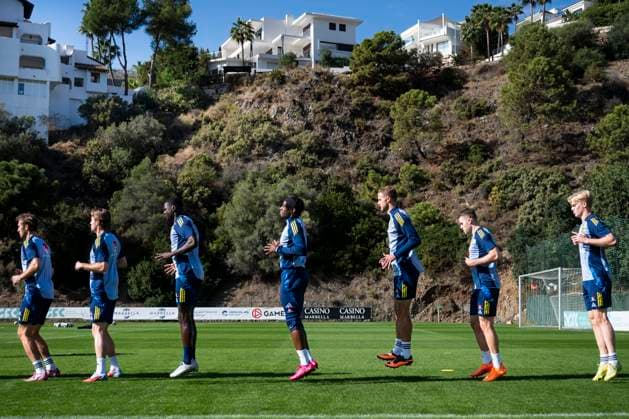 MARBELLA, SPANIEN, 20251112 Ken Sema, Anthony Elanga (i mitten) och Gabriel Gudmundsson tillammans med övriga lagkamrater under uppvärmningen. Fotbollslandslaget tränar utanför Marbella inför VM-kval matchen mot Schweiz. MARBELLA SPANIEN x10050x Copyright: xPontusxLundahl TTx FOTBOLLSLANDSLAGET TRÄNING