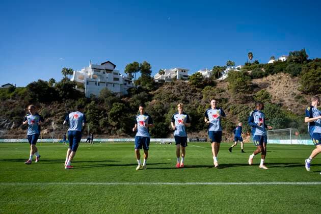 MARBELLA, SPANIEN, 20251112 Fotbollslandslagets Victor Nilsson Lindelöf, Roony Bardghji, Daniel Svensson, Emil Holm och Alexander Isak med övriga lagkamrater när landslaget tränar utanför Marbella inför VM-kval matchen mot Schweiz. MARBELLA SPANIEN x10050x Copyright: xPontusxLundahl TTx FOTBOLLSLANDSLAGET TRÄNING