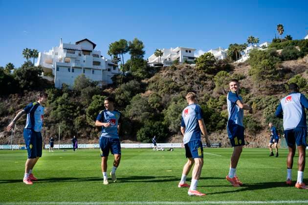 MARBELLA, SPANIEN, 20251112 Fotbollslandslagets Viktor Nilsson Lindelöf, Roony Bardghji och Emil Holm med övriga lagkamrater när landslaget tränar utanför Marbella inför VM-kval matchen mot Schweiz. MARBELLA SPANIEN x10050x Copyright: xPontusxLundahl TTx FOTBOLLSLANDSLAGET TRÄNING